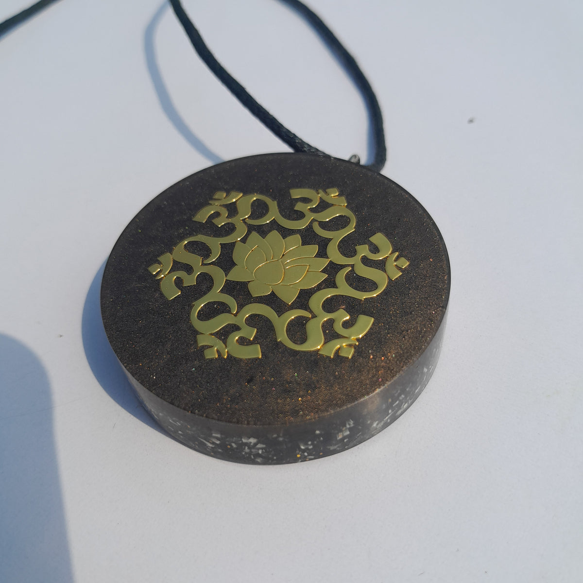 Colgante de Orgonita Flor de Loto Marrón con Shungita