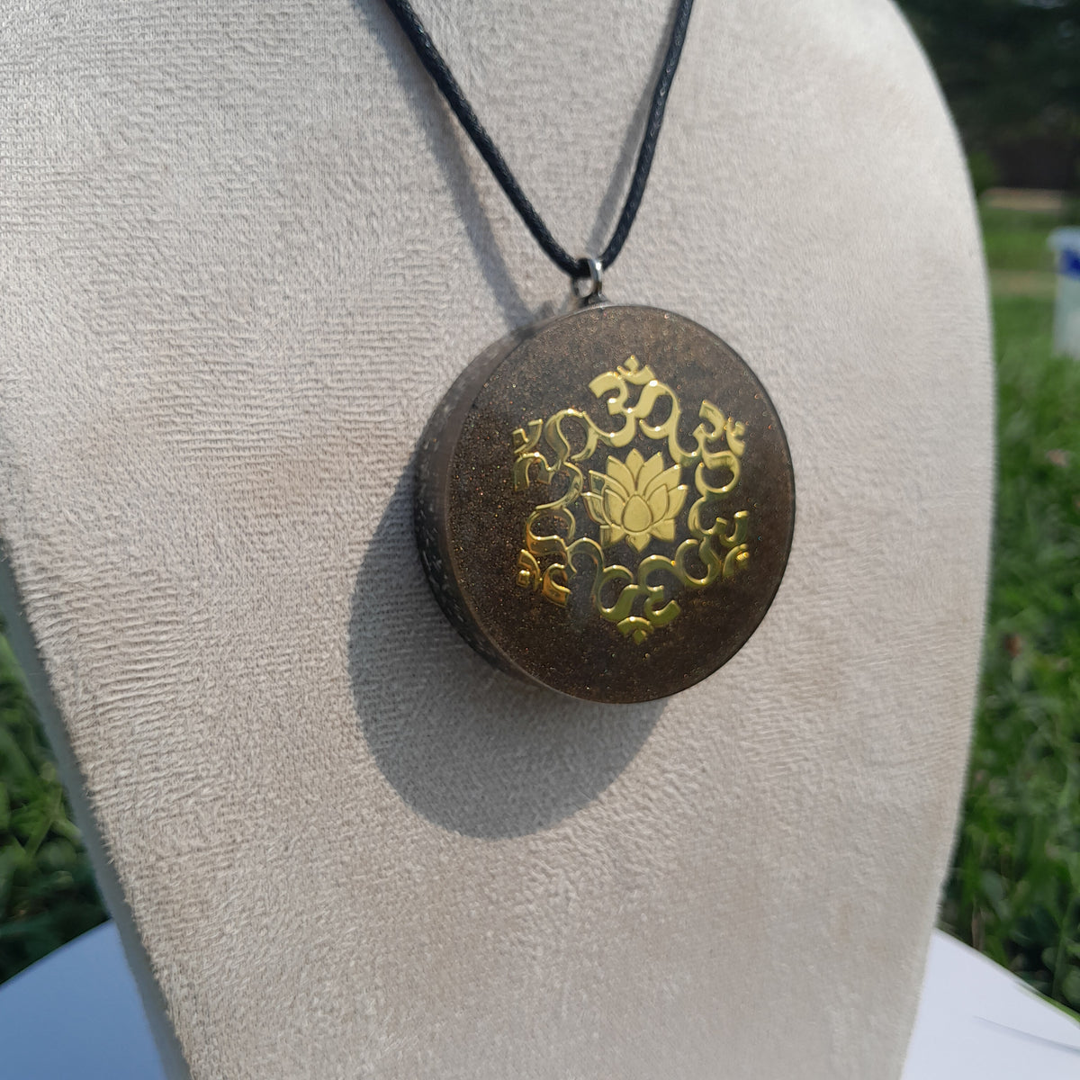 Colgante de Orgonita Flor de Loto Marrón con Shungita