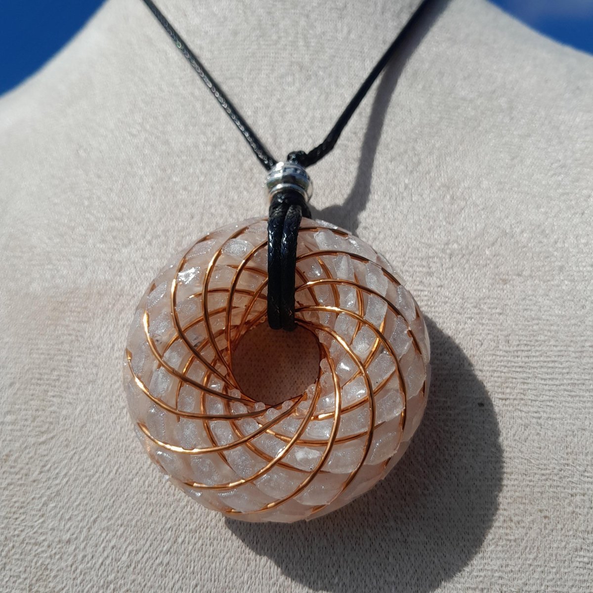 Bobina Rodin con Howlita y Cuarzo Cristal - 50mm - Generador de Ondas de Vórtice - Mundo Orgon