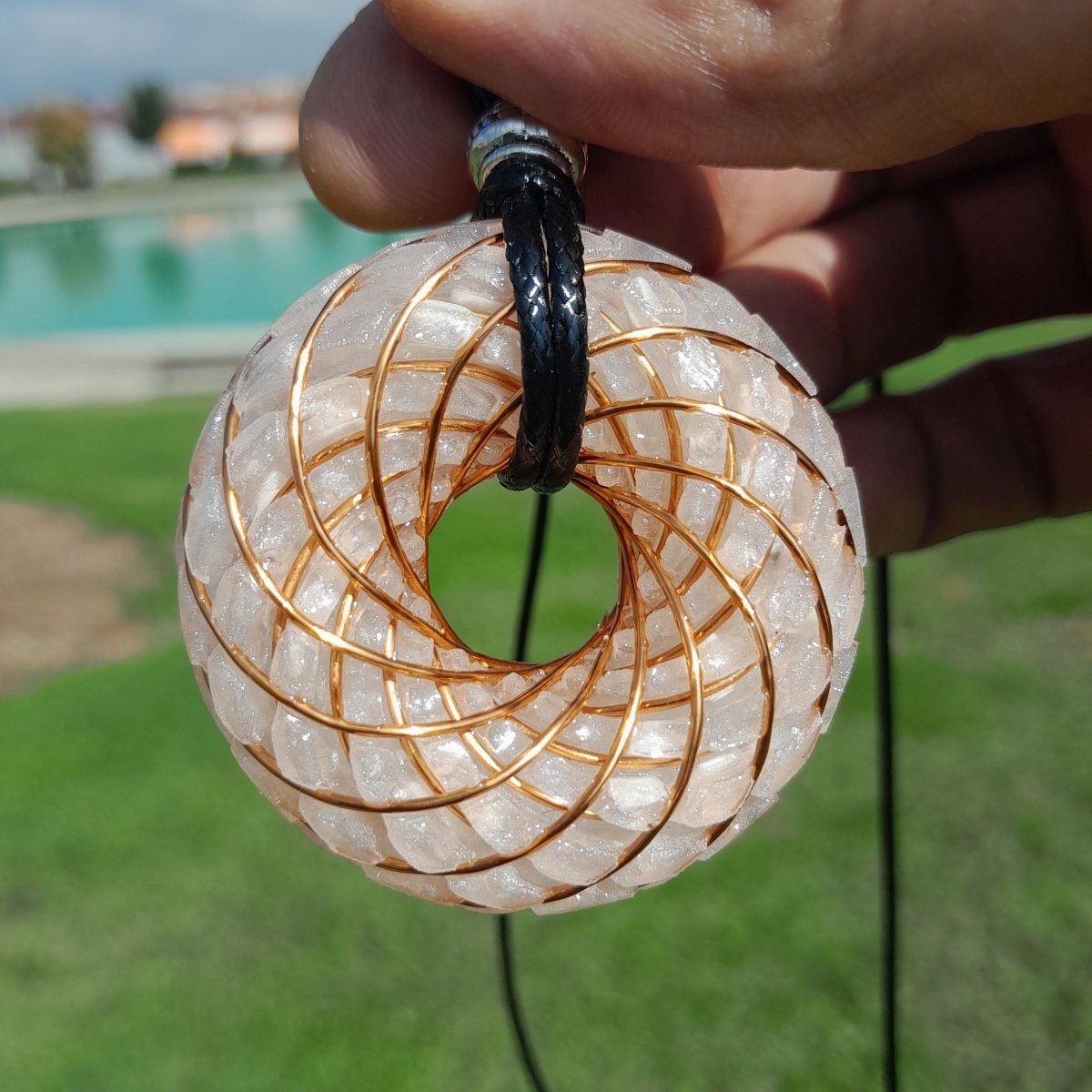 Bobina Rodin con Howlita y Cuarzo Cristal - 50mm - Generador de Ondas de Vórtice - Mundo Orgon