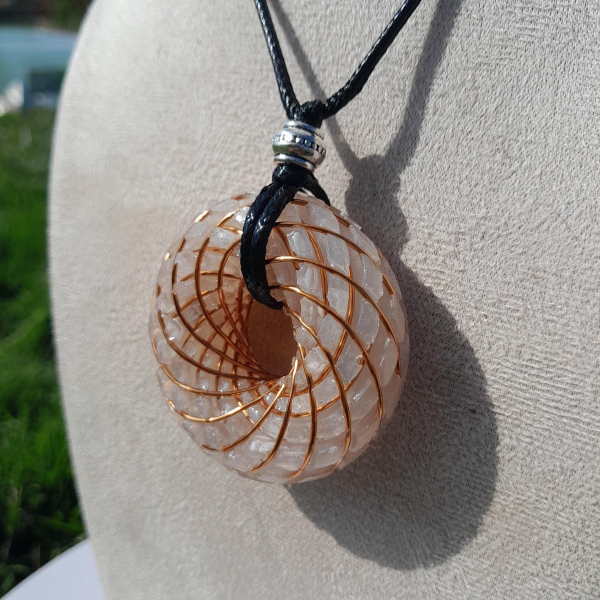 Bobina Rodin con Howlita y Cuarzo Cristal - 50mm - Generador de Ondas de Vórtice - Mundo Orgon