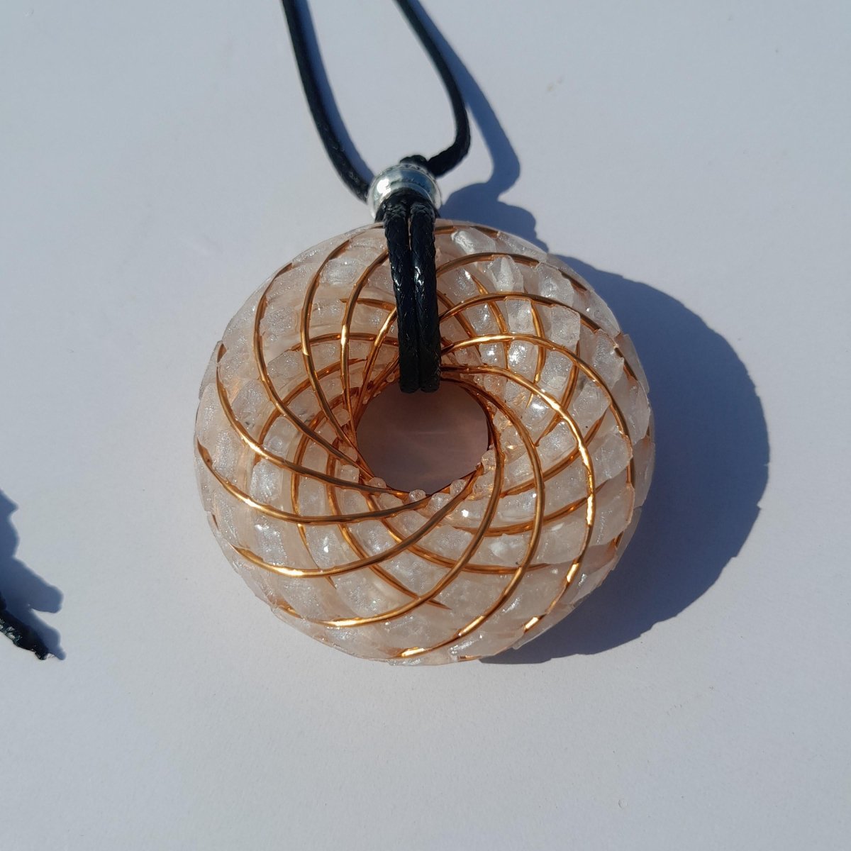 Bobina Rodin con Howlita y Cuarzo Cristal - 50mm - Generador de Ondas de Vórtice - Mundo Orgon