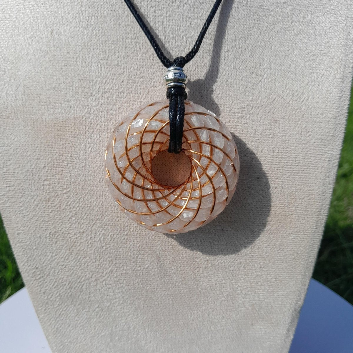 Bobina Rodin con Howlita y Cuarzo Cristal - 50mm - Generador de Ondas de Vórtice - Mundo Orgon