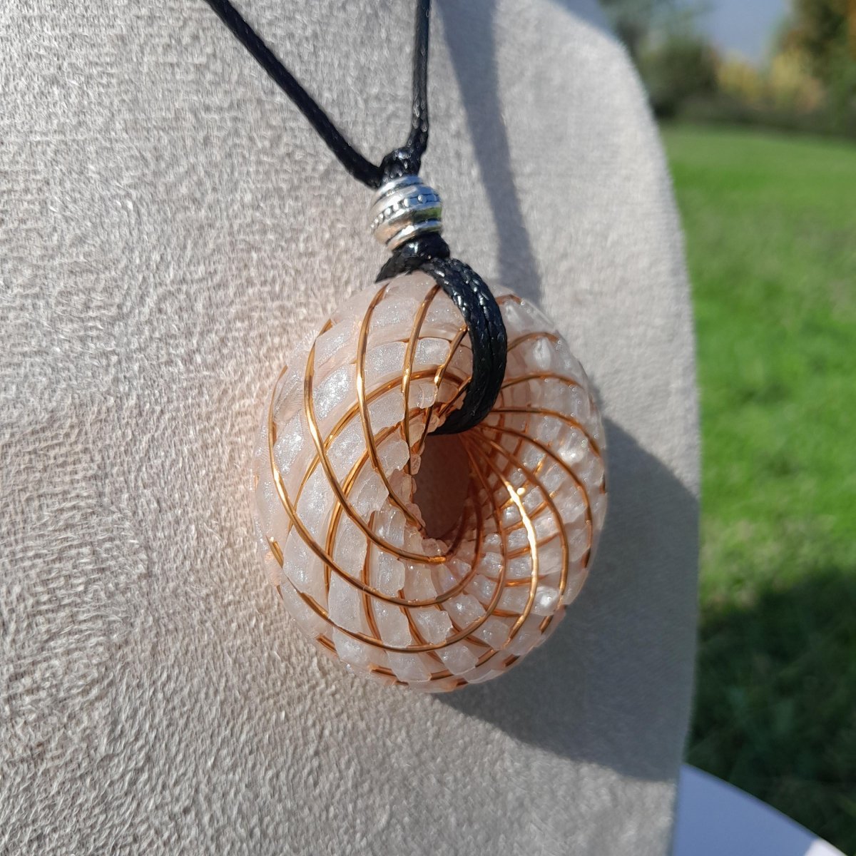 Bobina Rodin con Howlita y Cuarzo Cristal - 50mm - Generador de Ondas de Vórtice - Mundo Orgon