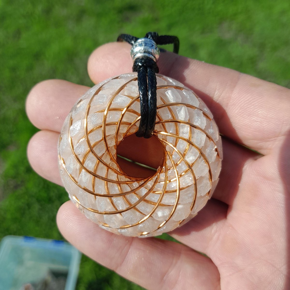 Bobina Rodin con Howlita y Cuarzo Cristal - 50mm - Generador de Ondas de Vórtice - Mundo Orgon