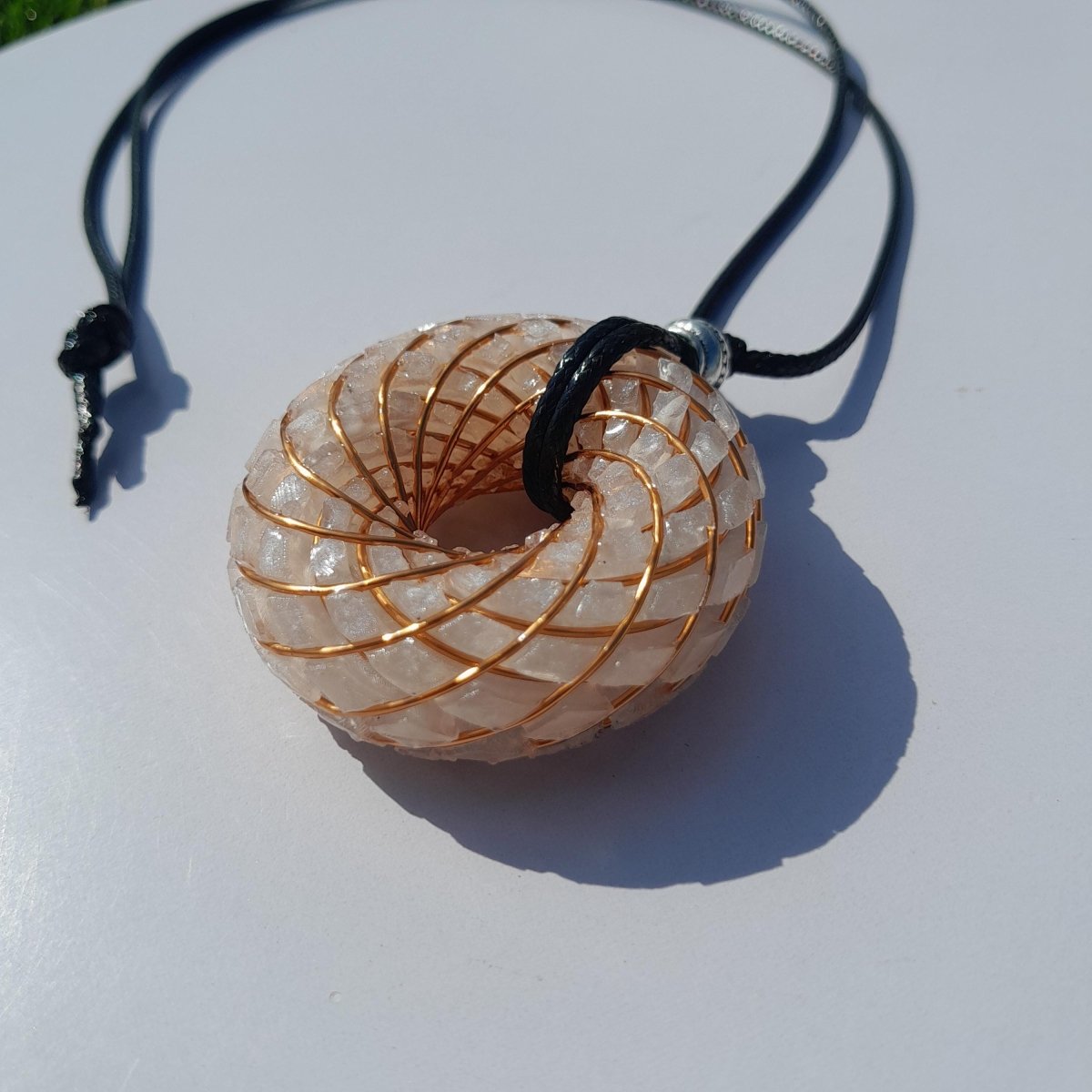 Bobina Rodin con Howlita y Cuarzo Cristal - 50mm - Generador de Ondas de Vórtice - Mundo Orgon