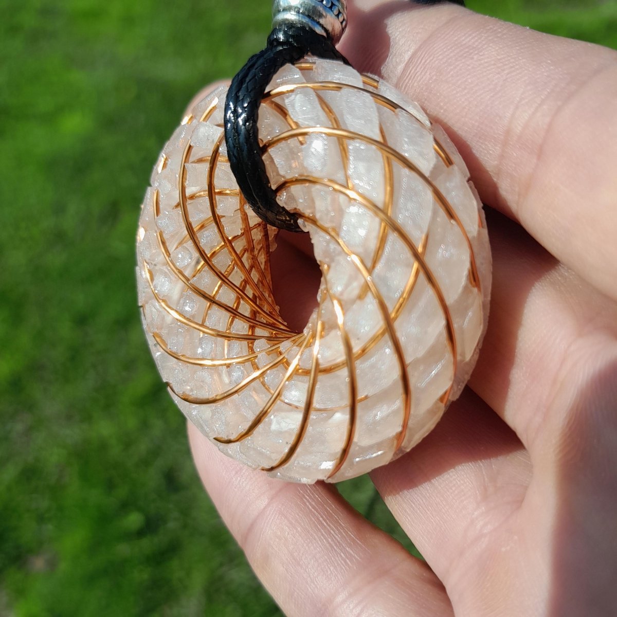 Bobina Rodin con Howlita y Cuarzo Cristal - 50mm - Generador de Ondas de Vórtice - Mundo Orgon