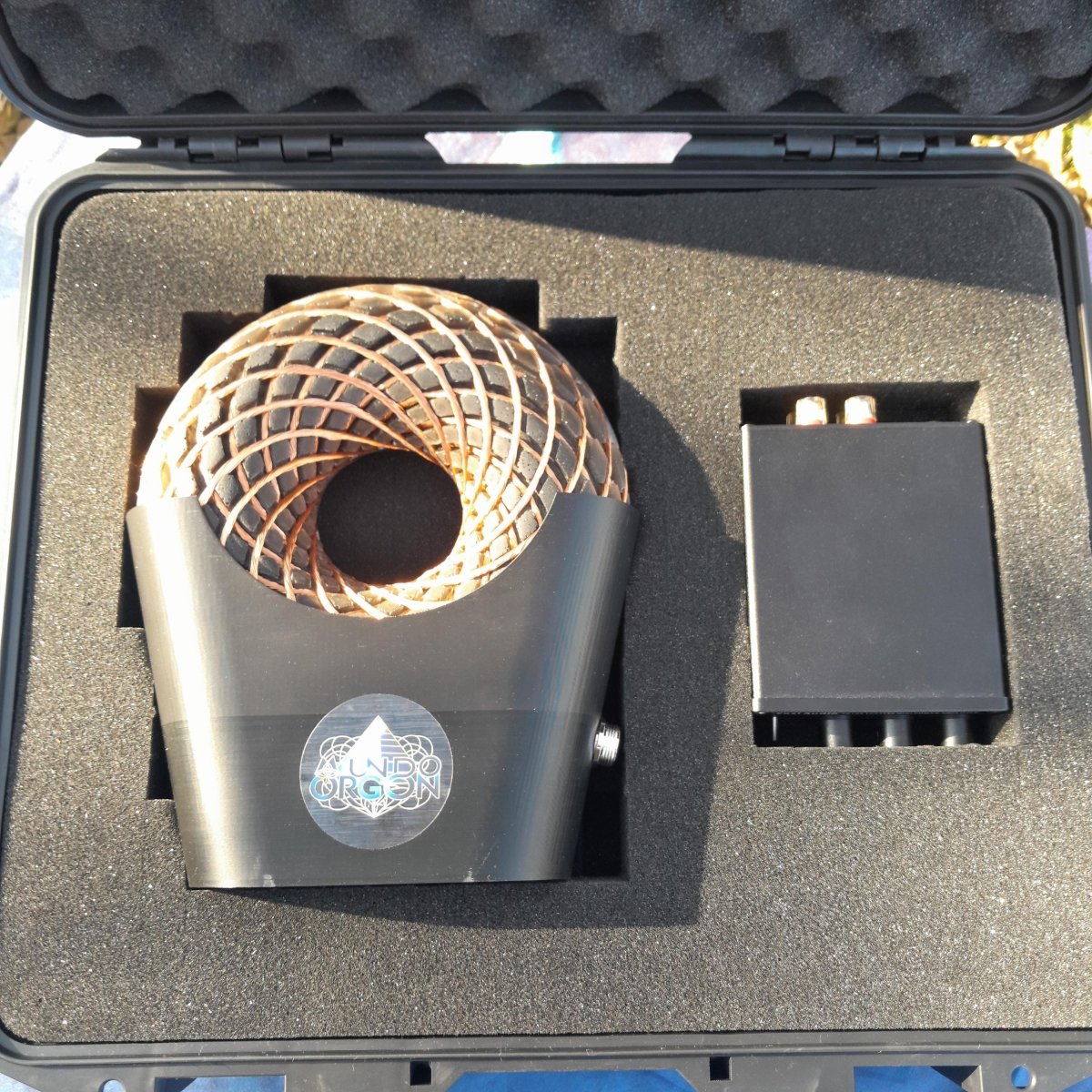 Bobina Torus Rodin 185mm con Shungita | Dispositivo PEMF de Ondas de Vórtice, Maleta Rígida y Amplificador 100W - Mundo Orgon