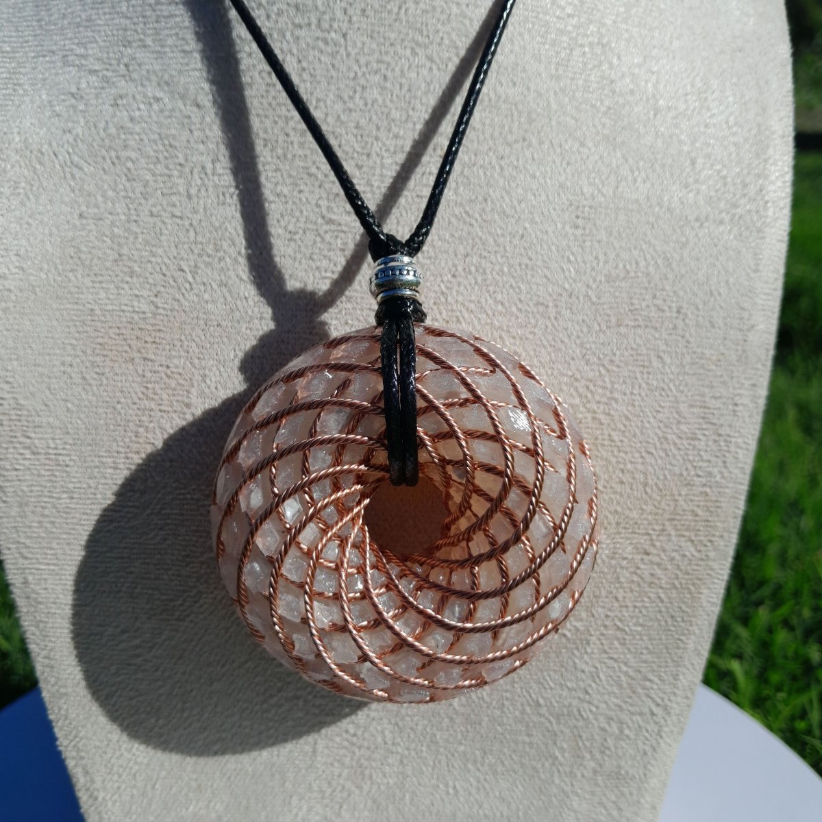 Colgante Bobina Rodin con Howlita 62 mm - Mundo Orgon LTD