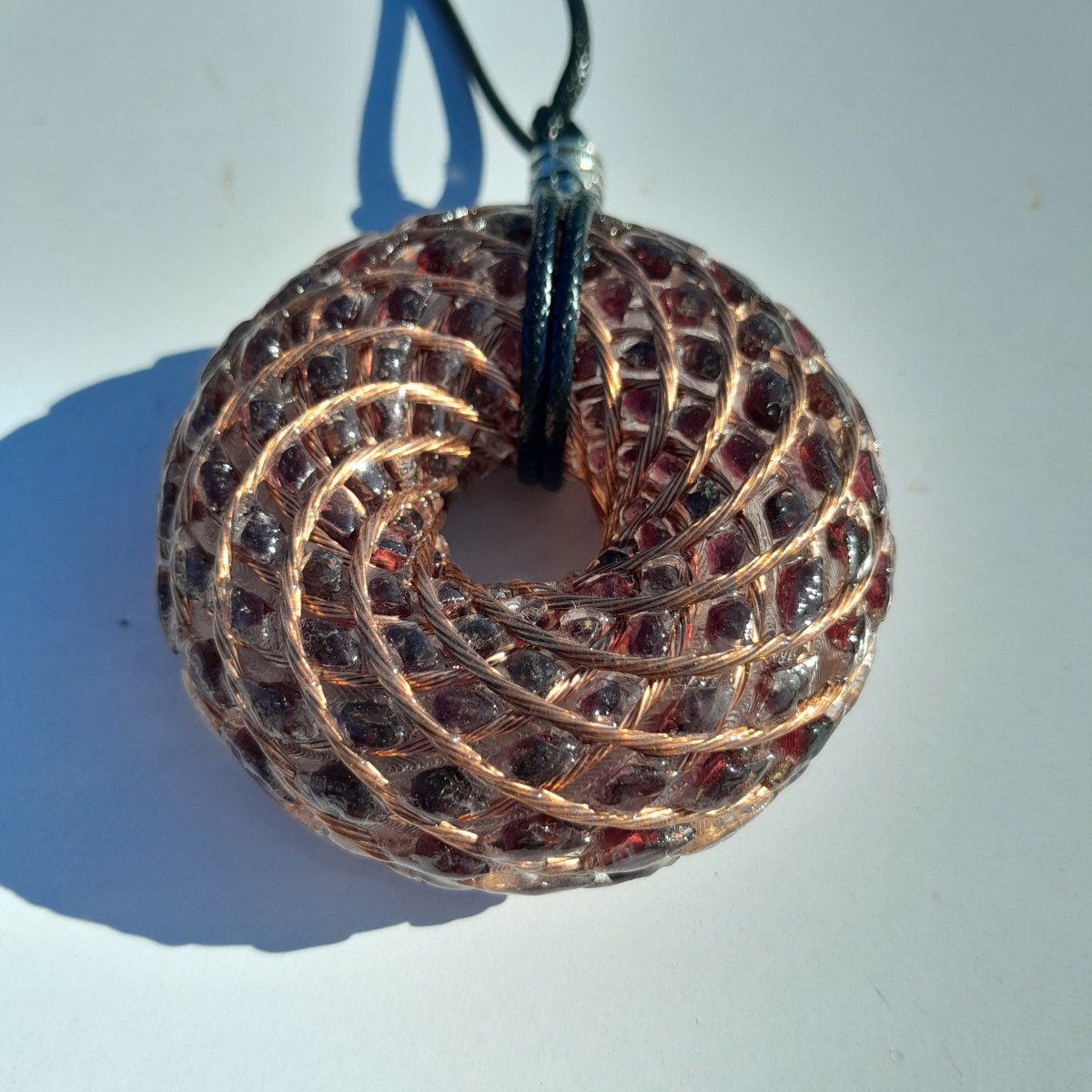 Colgante Bobina Rodin Natural Garnet 62 mm - Mundo Orgon LTD