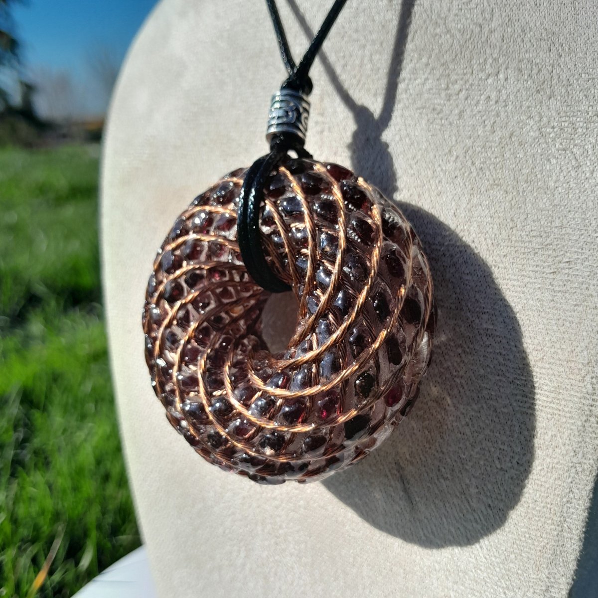 Colgante Bobina Rodin Natural Garnet 62 mm - Mundo Orgon LTD