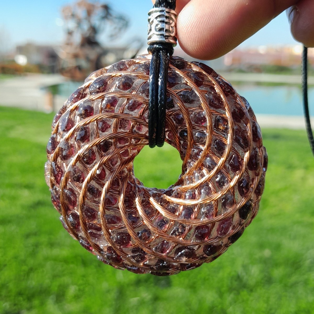 Colgante Bobina Rodin Natural Garnet 62 mm - Mundo Orgon LTD