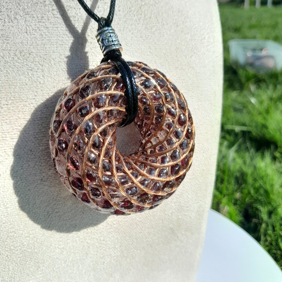 Colgante Bobina Rodin Natural Garnet 62 mm - Mundo Orgon LTD