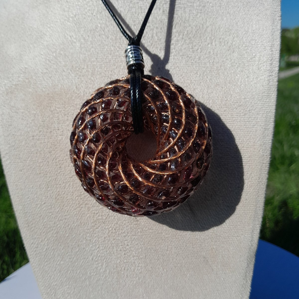 Colgante Bobina Rodin Natural Garnet 62 mm - Mundo Orgon LTD