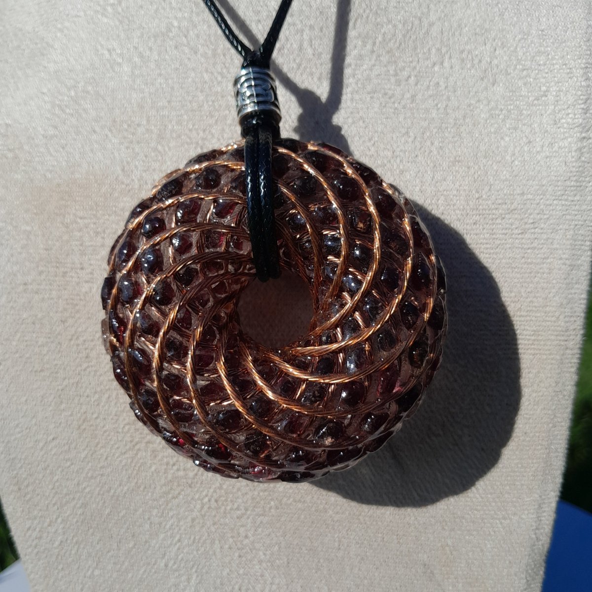 Colgante Bobina Rodin Natural Garnet 62 mm - Mundo Orgon LTD