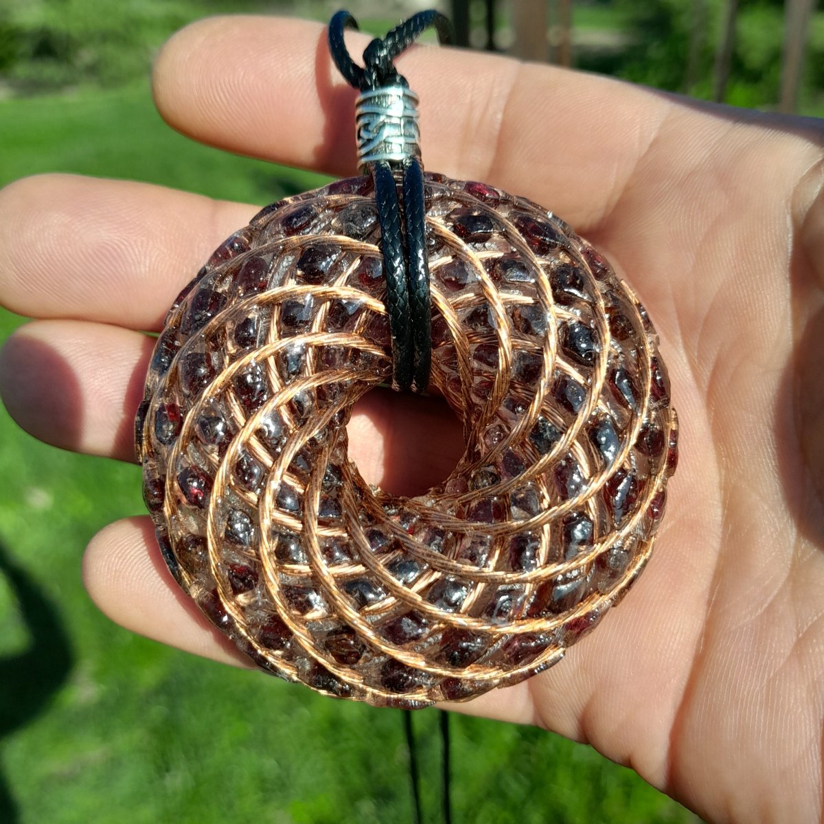 Colgante Bobina Rodin Natural Garnet 62 mm - Mundo Orgon LTD