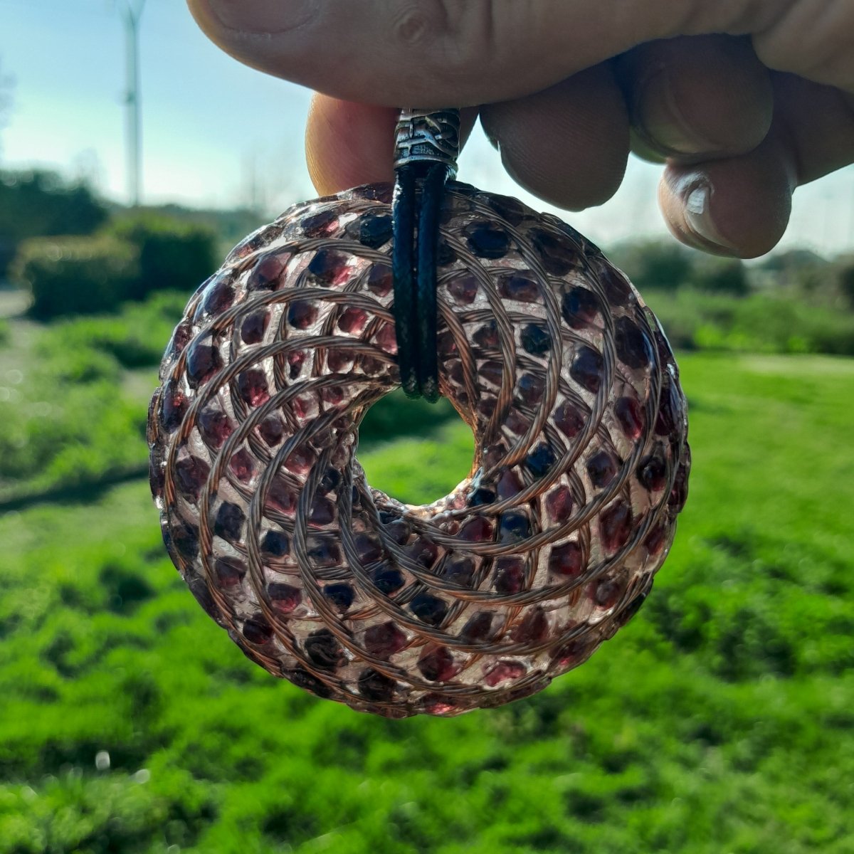 Colgante Bobina Rodin Natural Garnet 62 mm - Mundo Orgon LTD