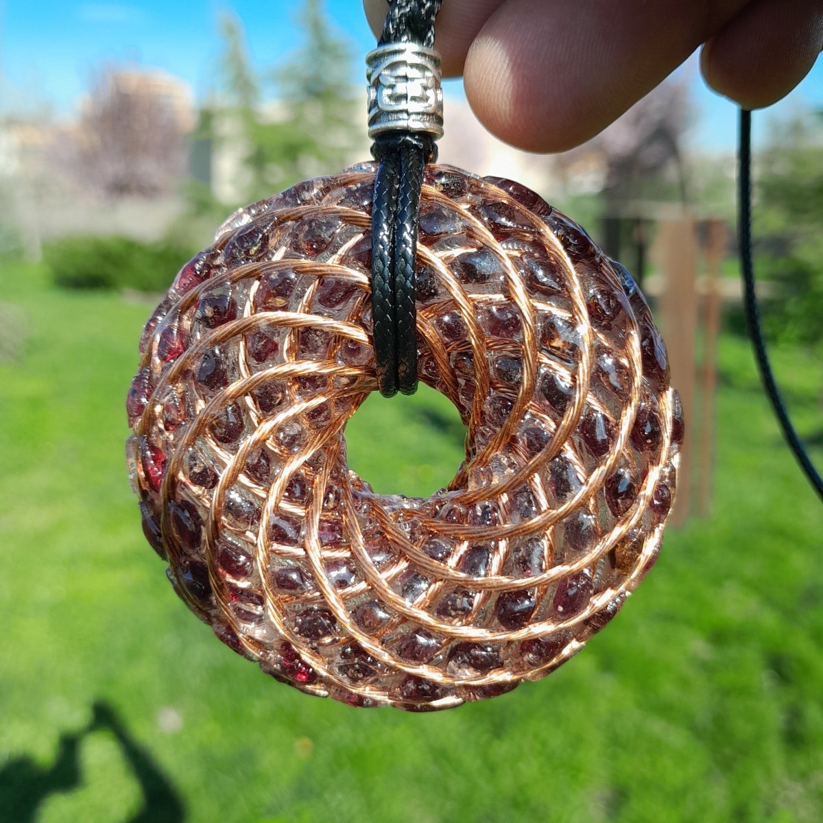Colgante Bobina Rodin Natural Garnet 62 mm - Mundo Orgon LTD