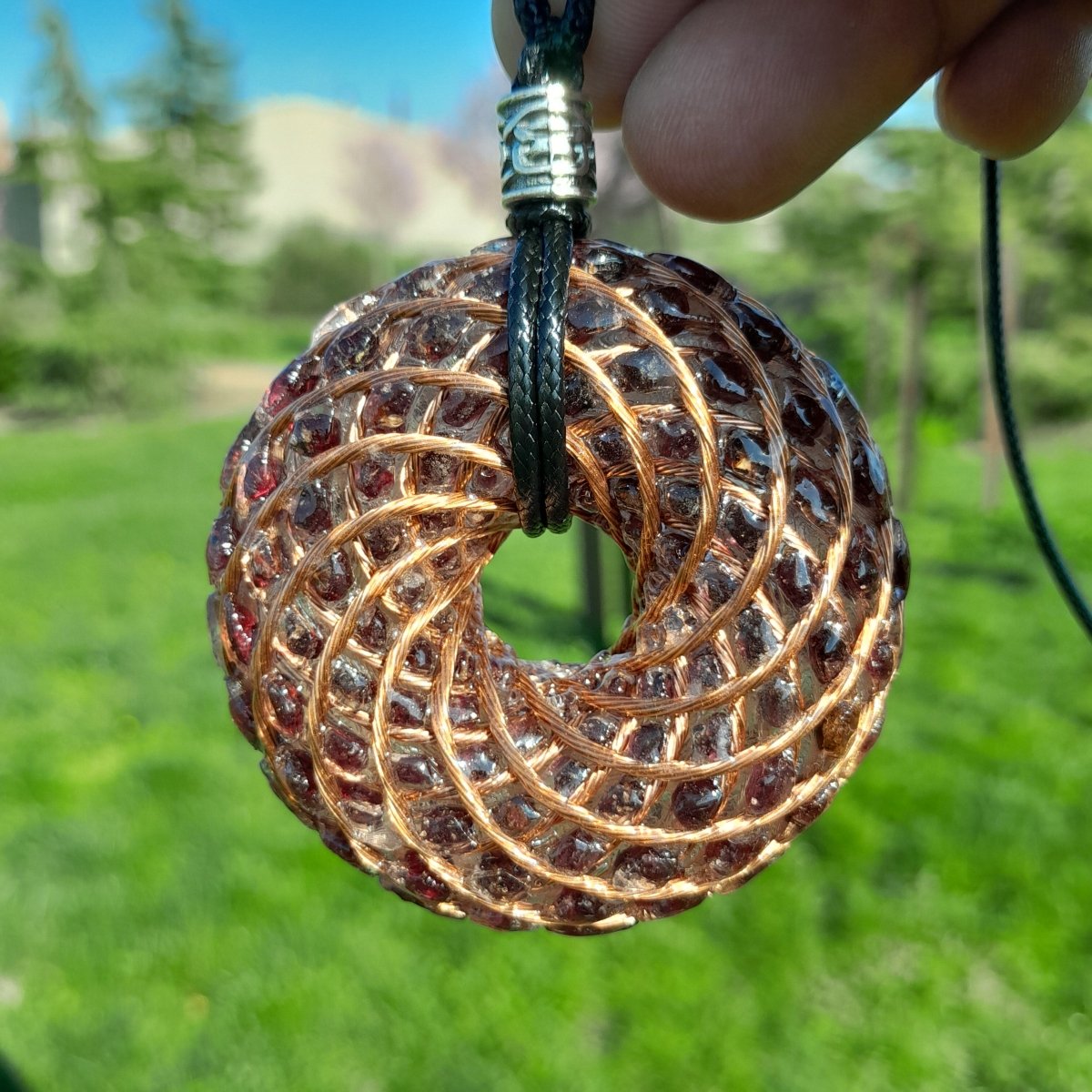 Colgante Bobina Rodin Natural Garnet 62 mm - Mundo Orgon LTD