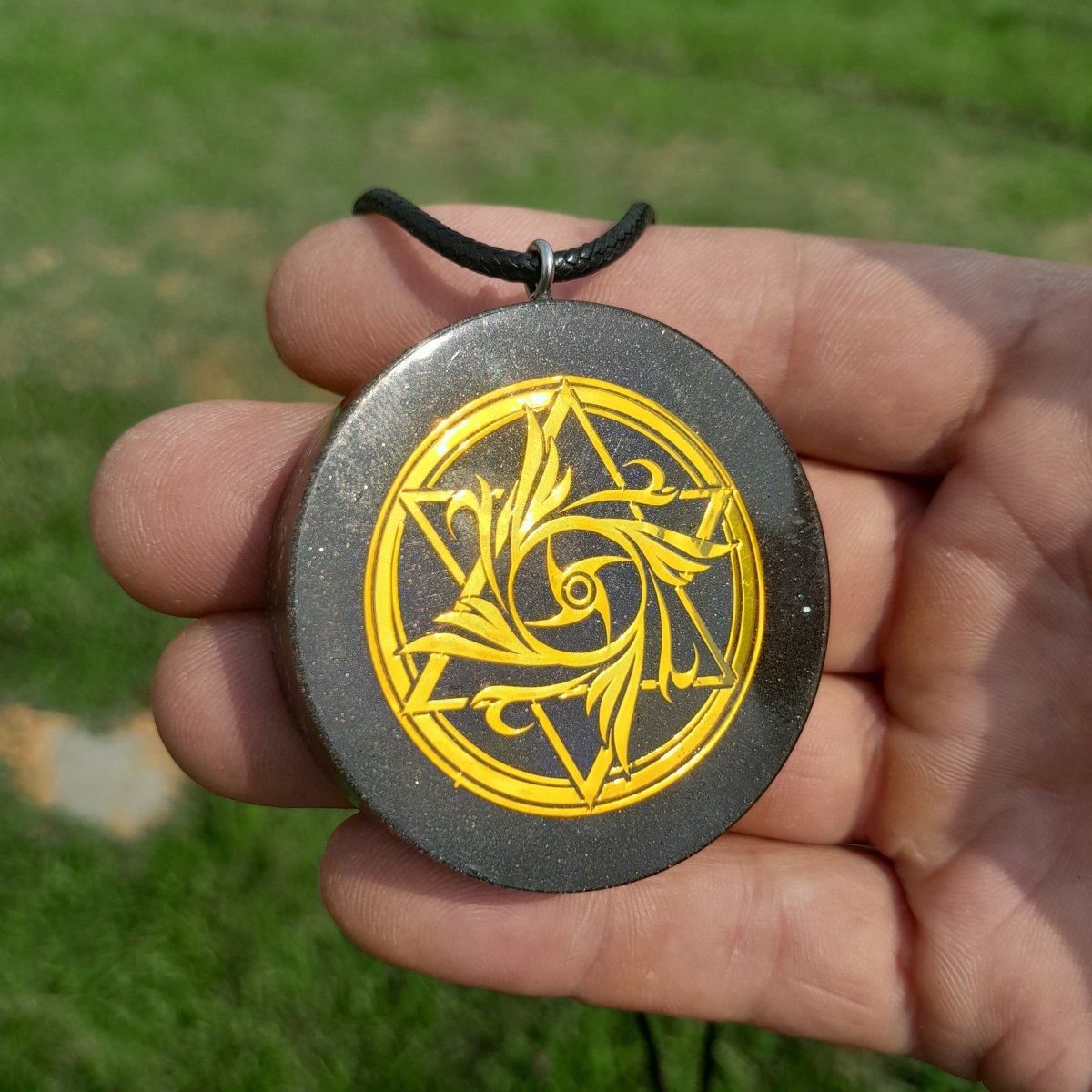Colgante de Orgonita Estrella de 6 puntas Negro con Shungita - Mundo Orgon LTD
