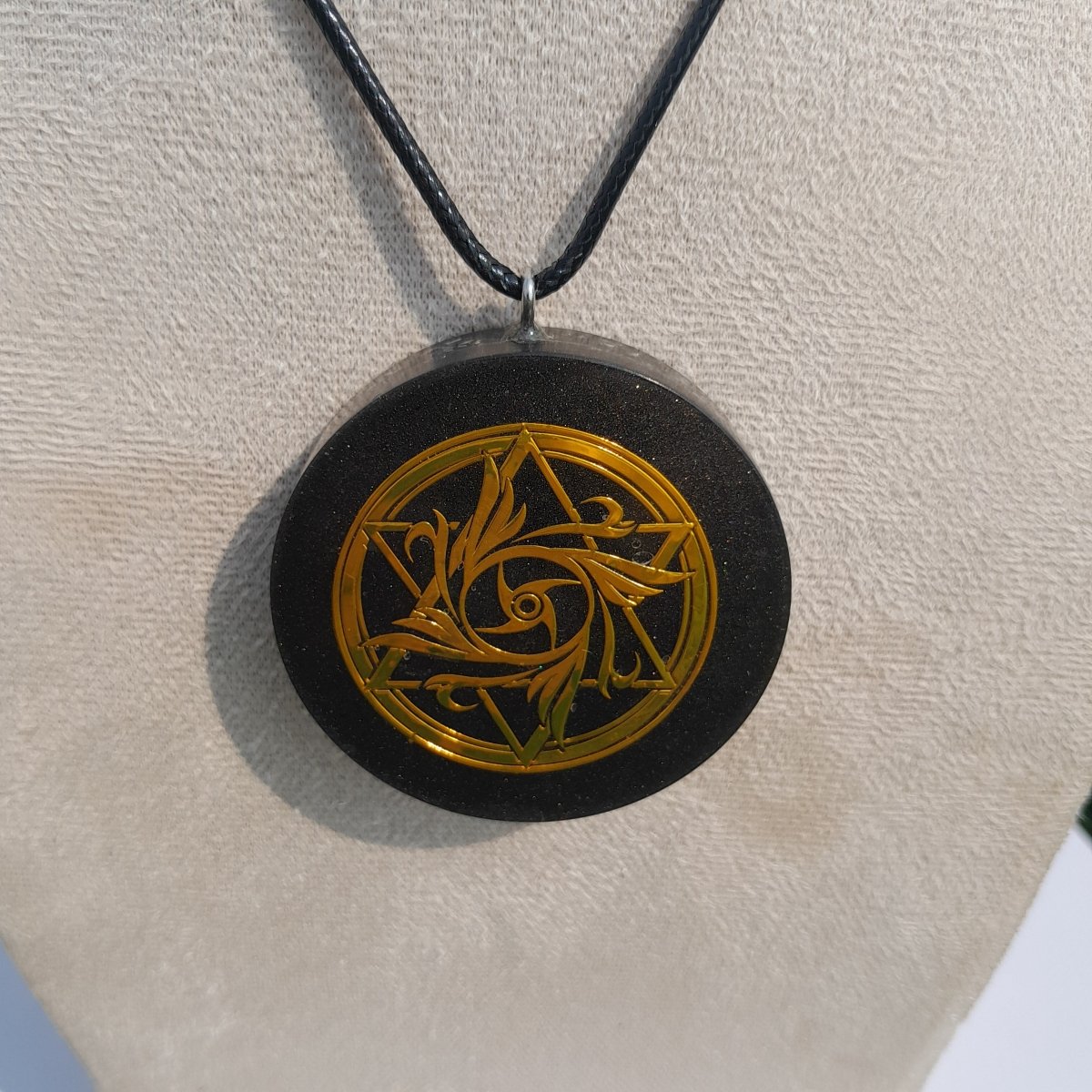 Colgante de Orgonita Estrella de 6 puntas Negro con Shungita - Mundo Orgon LTD