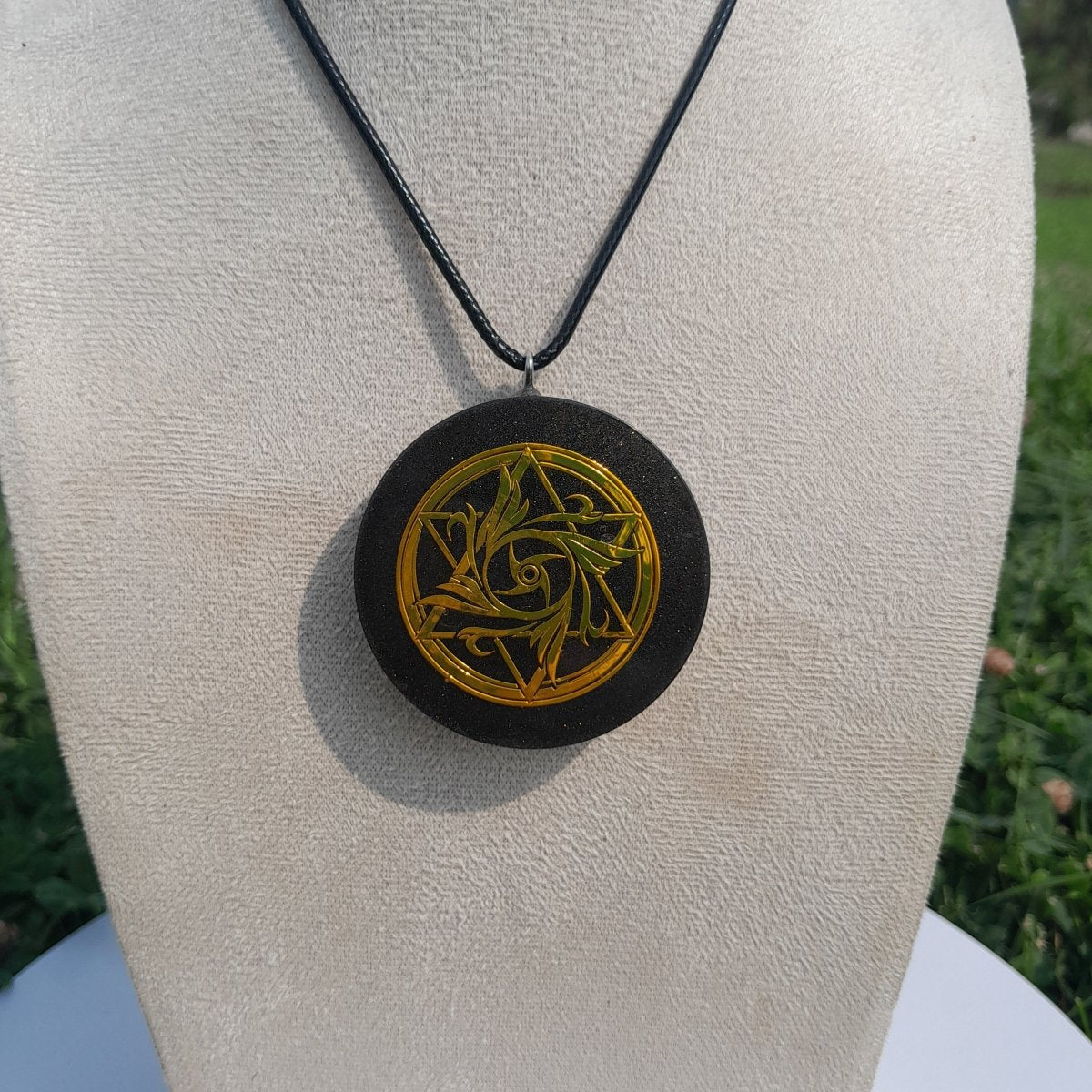 Colgante de Orgonita Estrella de 6 puntas Negro con Shungita - Mundo Orgon LTD