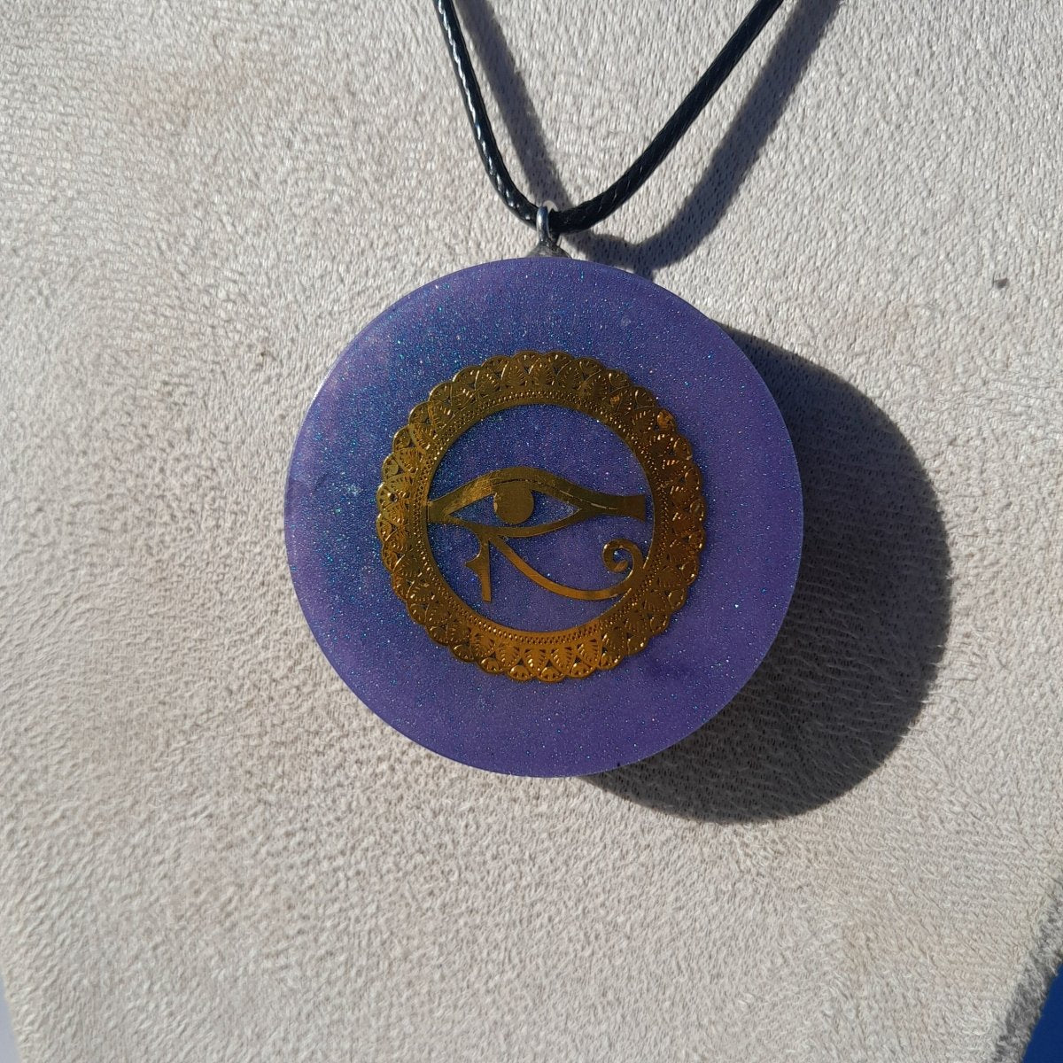 Colgante de Orgonita Violeta Ojo de Horus con Shungita - Mundo Orgon LTD