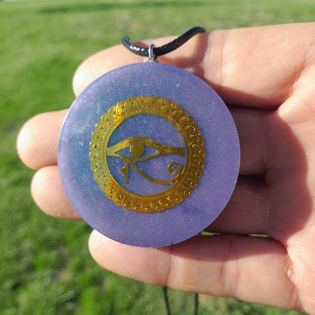 Colgante de Orgonita Violeta Ojo de Horus con Shungita - Mundo Orgon LTD