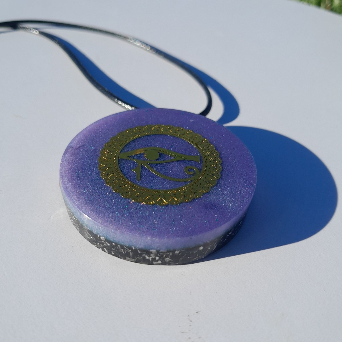 Colgante de Orgonita Violeta Ojo de Horus con Shungita - Mundo Orgon LTD