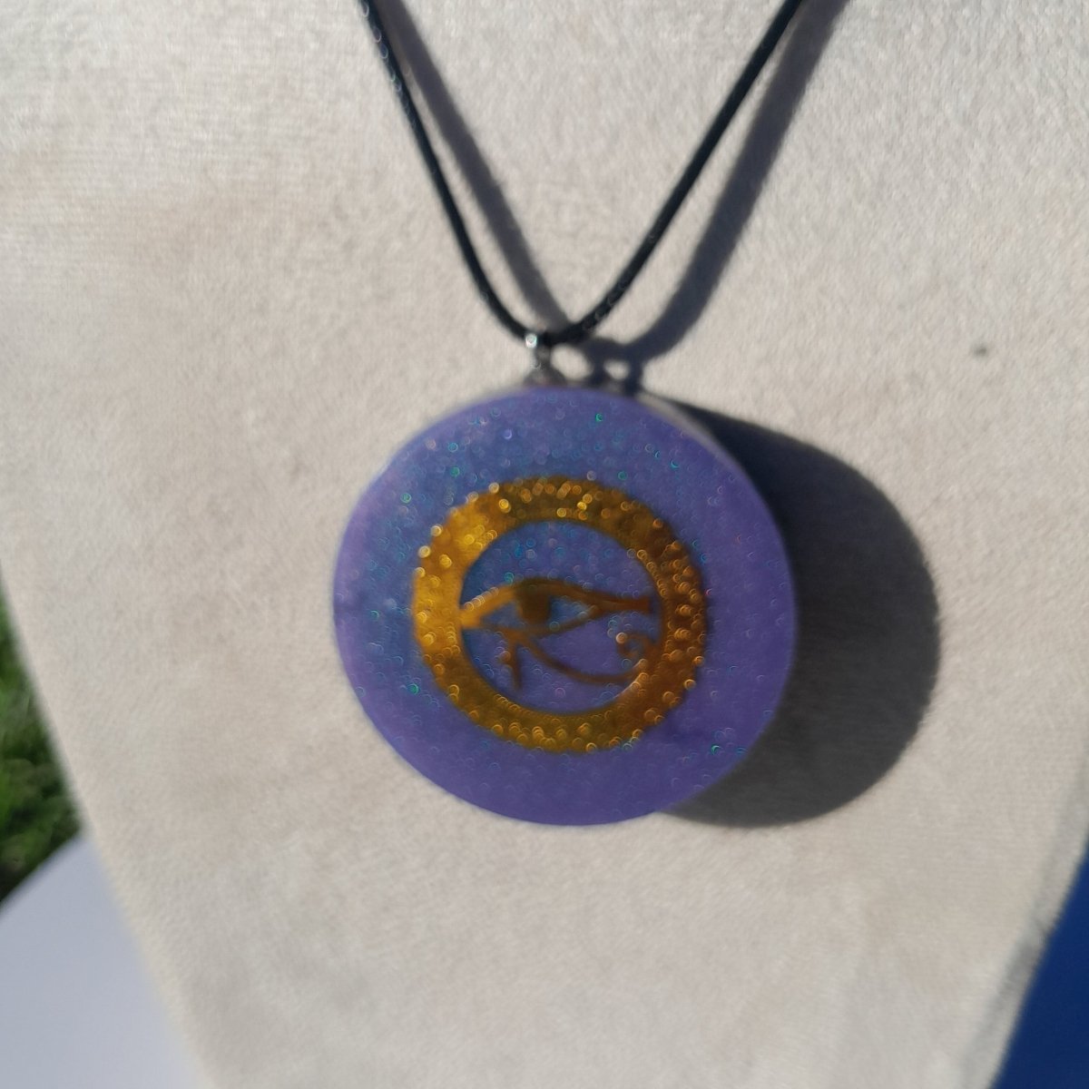 Colgante de Orgonita Violeta Ojo de Horus con Shungita - Mundo Orgon LTD