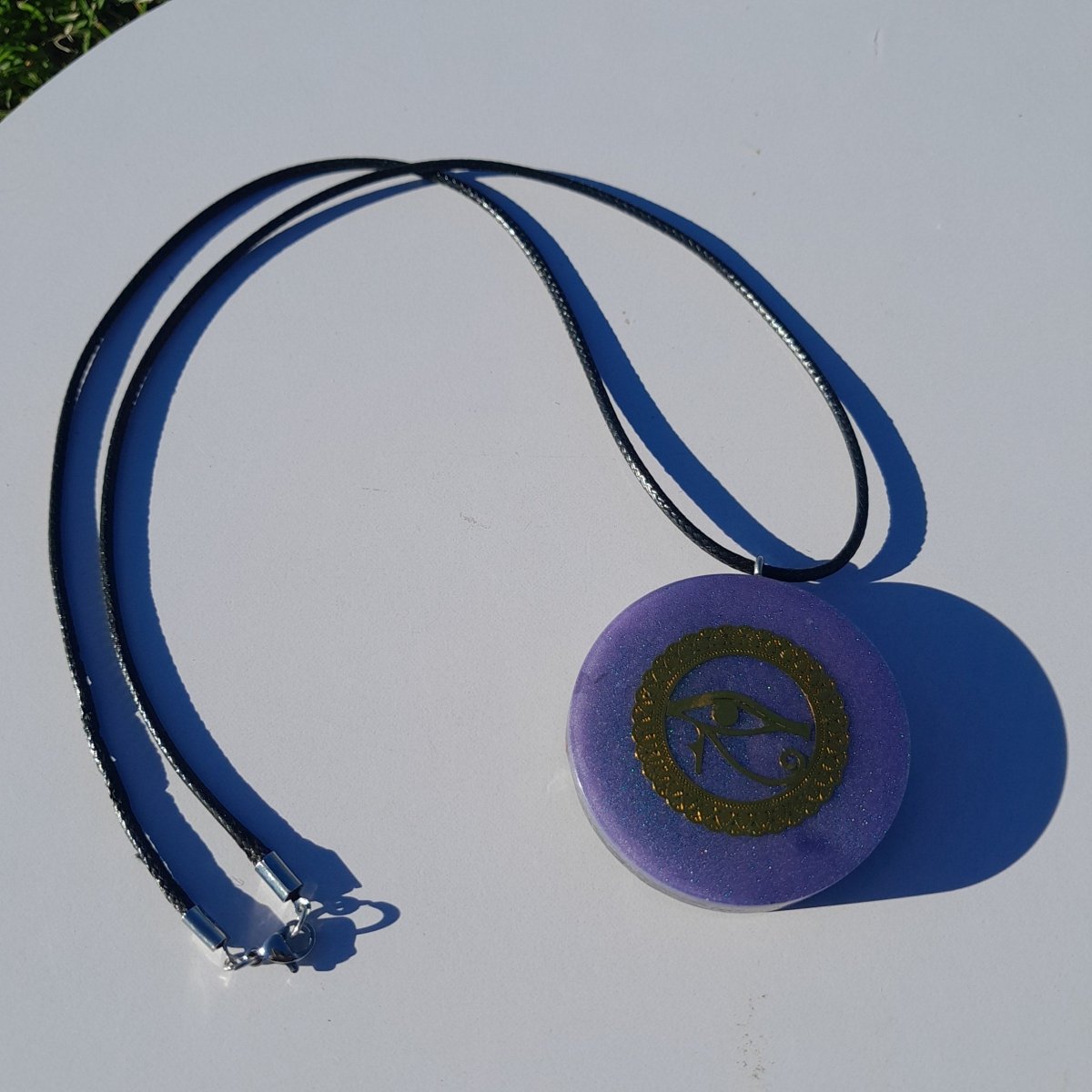 Colgante de Orgonita Violeta Ojo de Horus con Shungita - Mundo Orgon LTD