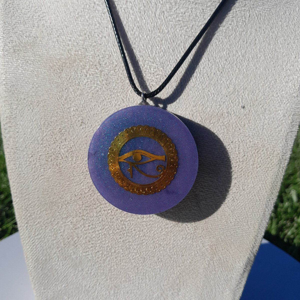 Colgante de Orgonita Violeta Ojo de Horus con Shungita - Mundo Orgon LTD