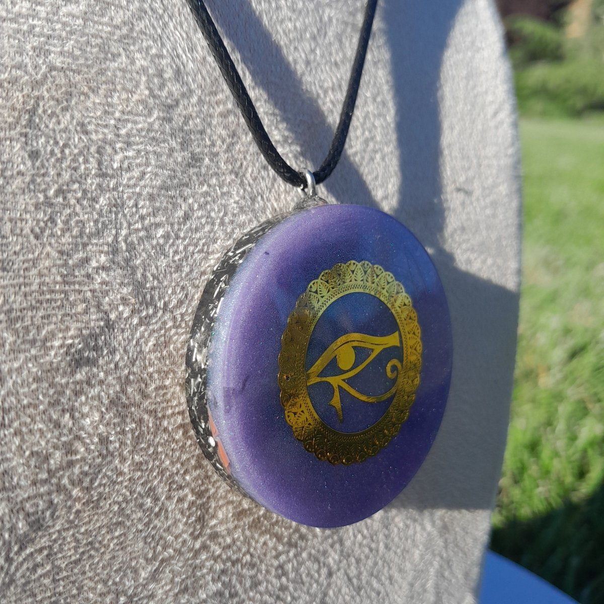 Colgante de Orgonita Violeta Ojo de Horus con Shungita - Mundo Orgon LTD