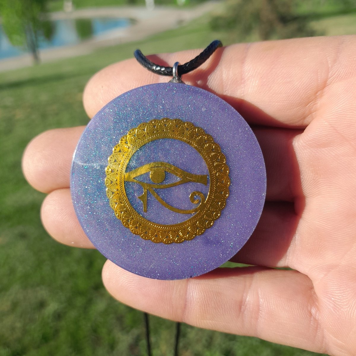 Colgante de Orgonita Violeta Ojo de Horus con Shungita - Mundo Orgon LTD