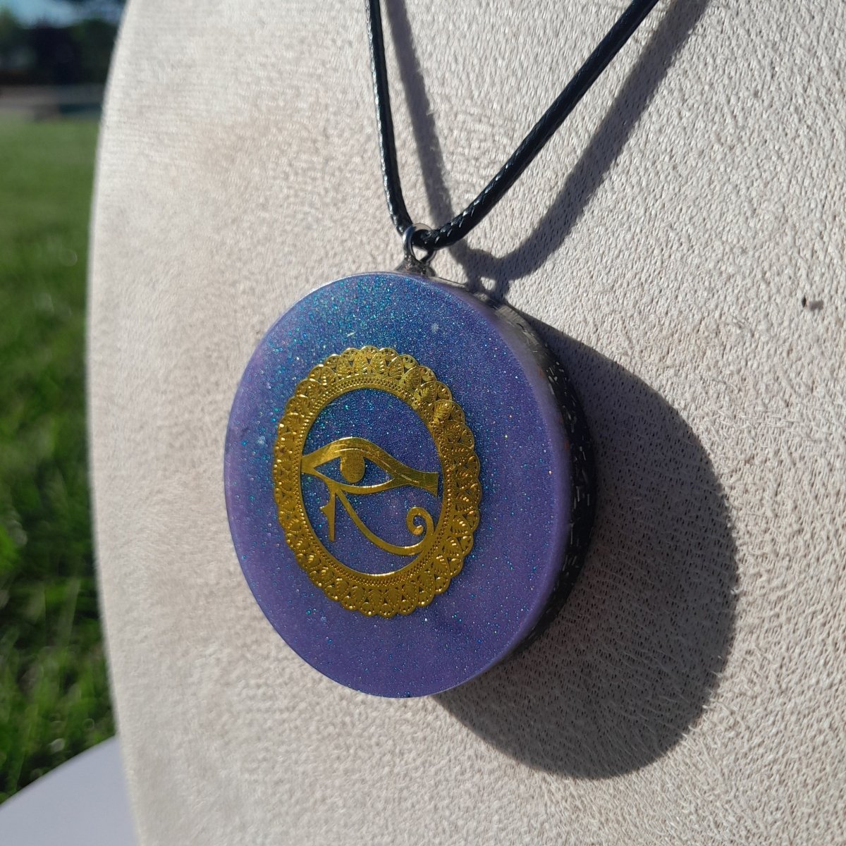 Colgante de Orgonita Violeta Ojo de Horus con Shungita - Mundo Orgon LTD