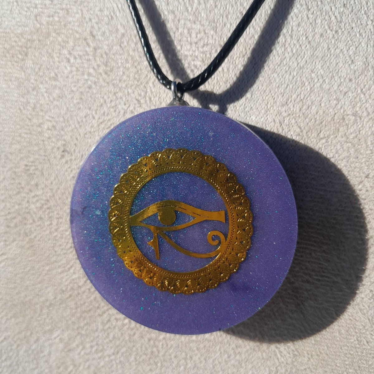 Colgante de Orgonita Violeta Ojo de Horus con Shungita - Mundo Orgon LTD