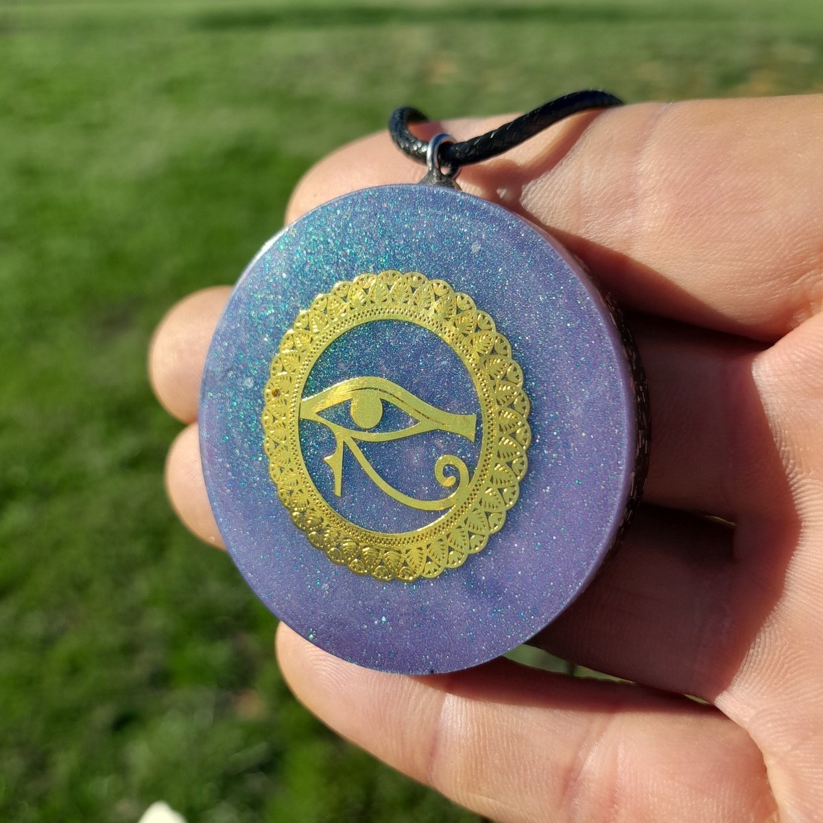 Colgante de Orgonita Violeta Ojo de Horus con Shungita - Mundo Orgon LTD