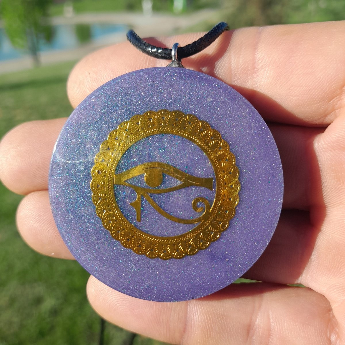Colgante de Orgonita Violeta Ojo de Horus con Shungita - Mundo Orgon LTD