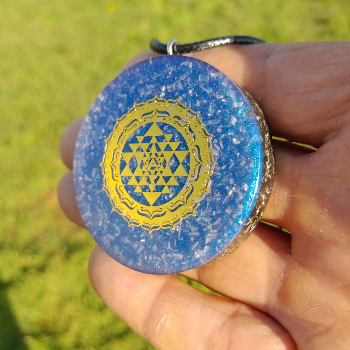 Colgante Orgonita Azul Sri Yantra con Shungita - Mundo Orgon