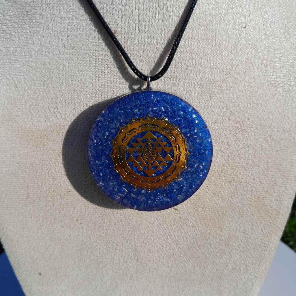 Colgante Orgonita Azul Sri Yantra con Shungita - Mundo Orgon