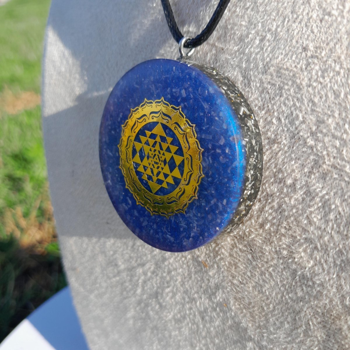 Colgante Orgonita Azul Sri Yantra con Shungita - Mundo Orgon