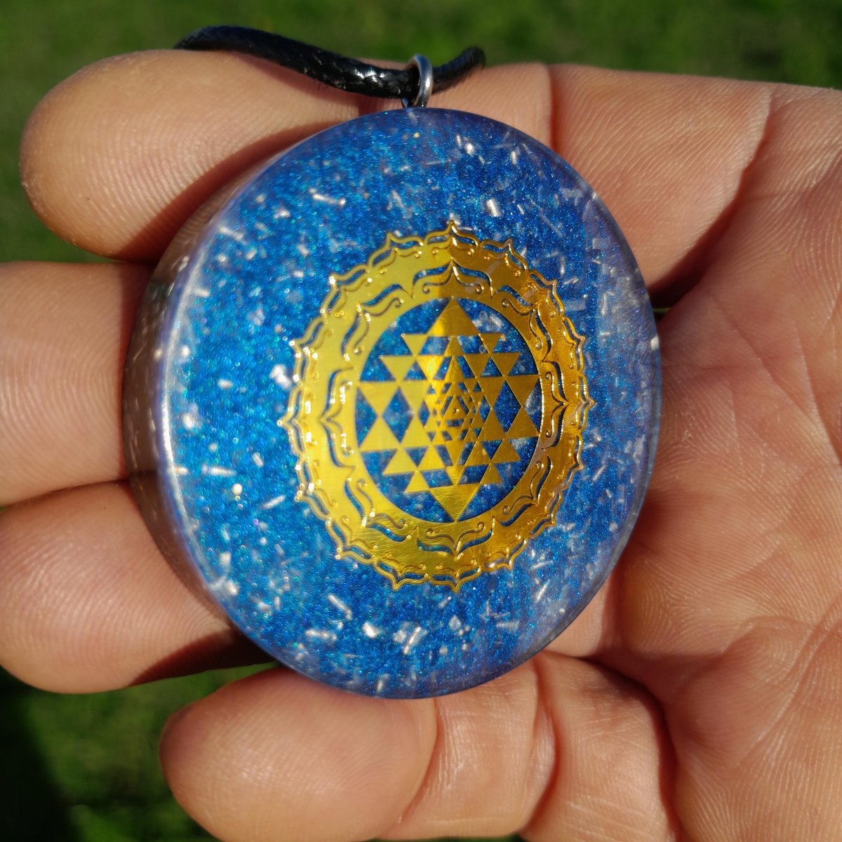 Colgante Orgonita Azul Sri Yantra con Shungita - Mundo Orgon