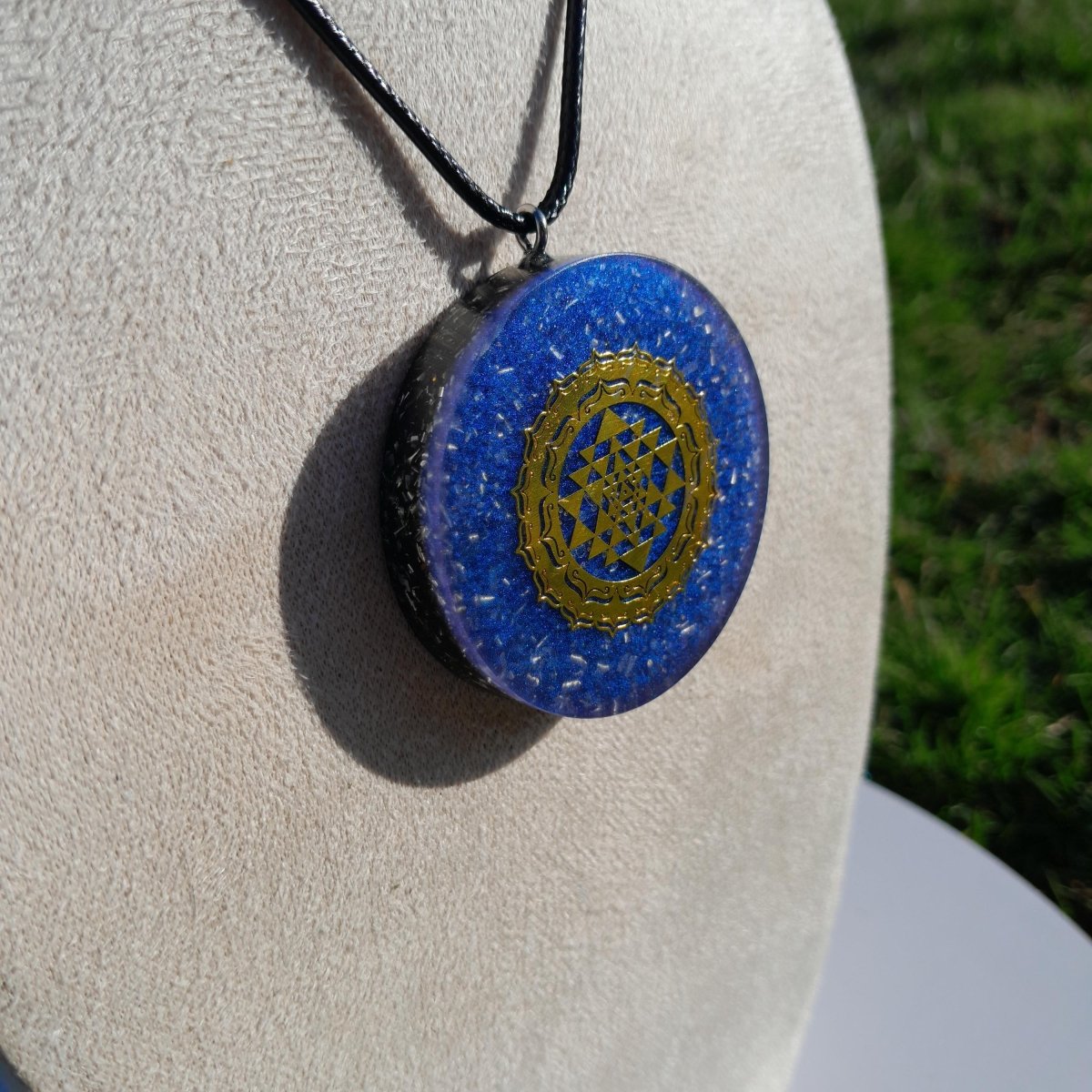 Colgante Orgonita Azul Sri Yantra con Shungita - Mundo Orgon