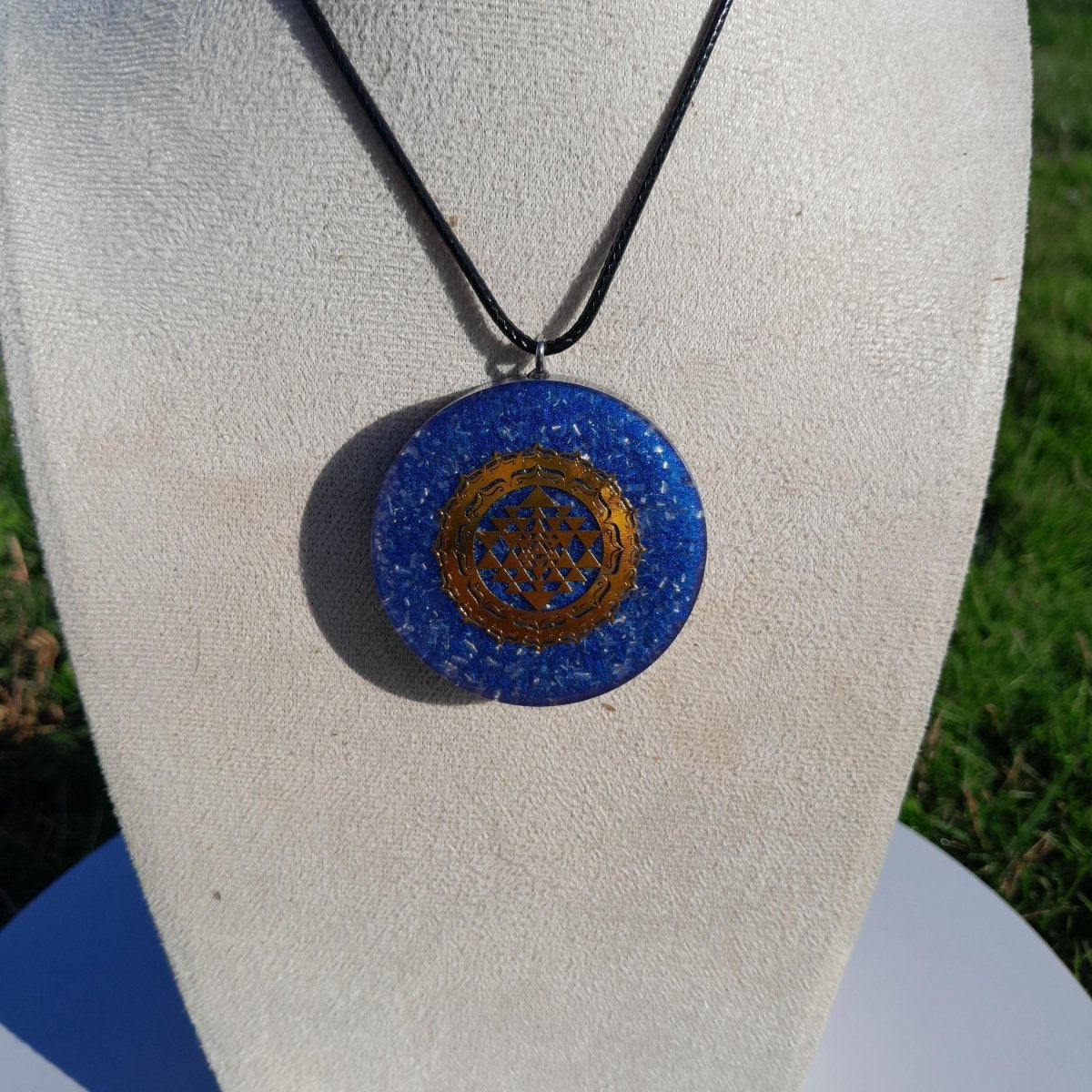 Colgante Orgonita Azul Sri Yantra con Shungita - Mundo Orgon