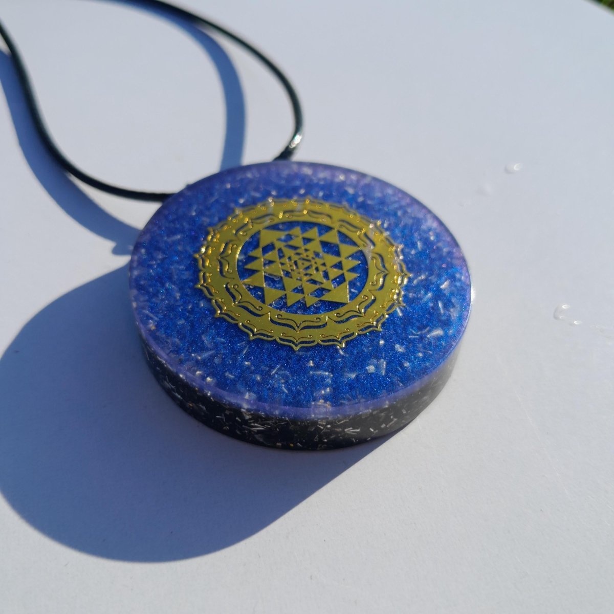 Colgante Orgonita Azul Sri Yantra con Shungita - Mundo Orgon