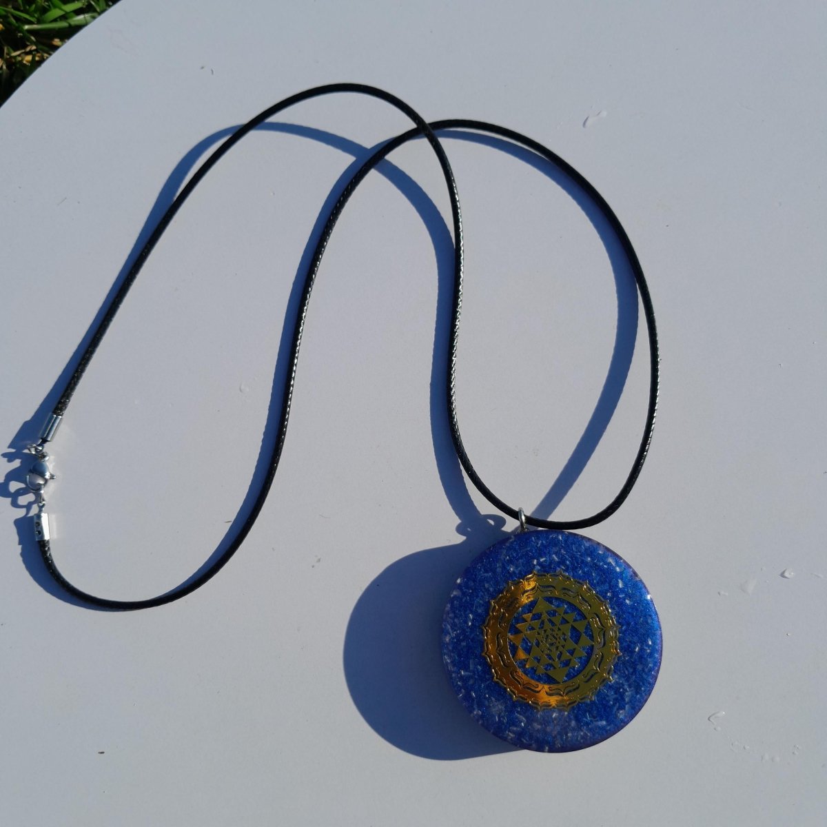 Colgante Orgonita Azul Sri Yantra con Shungita - Mundo Orgon