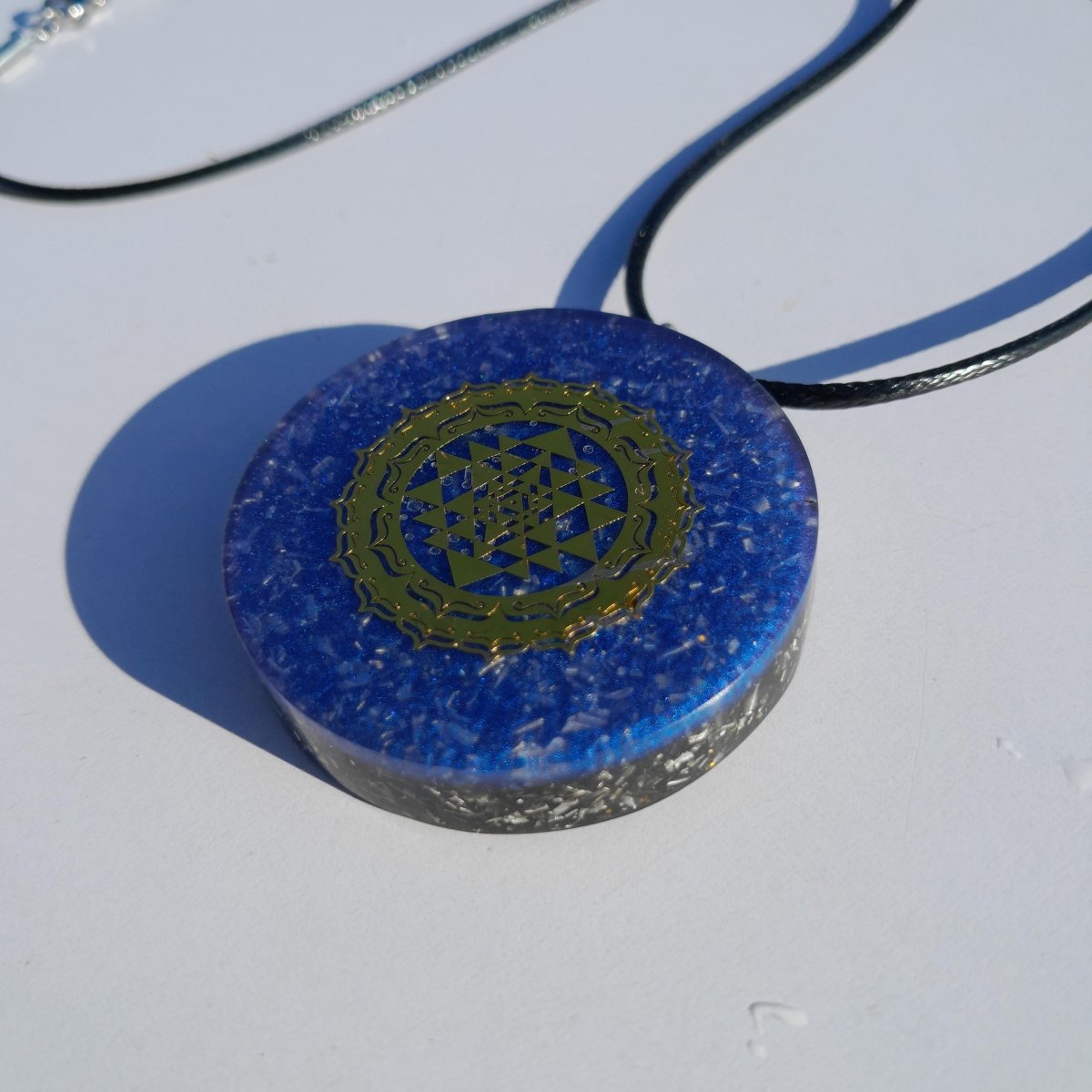 Colgante Orgonita Azul Sri Yantra con Shungita - Mundo Orgon