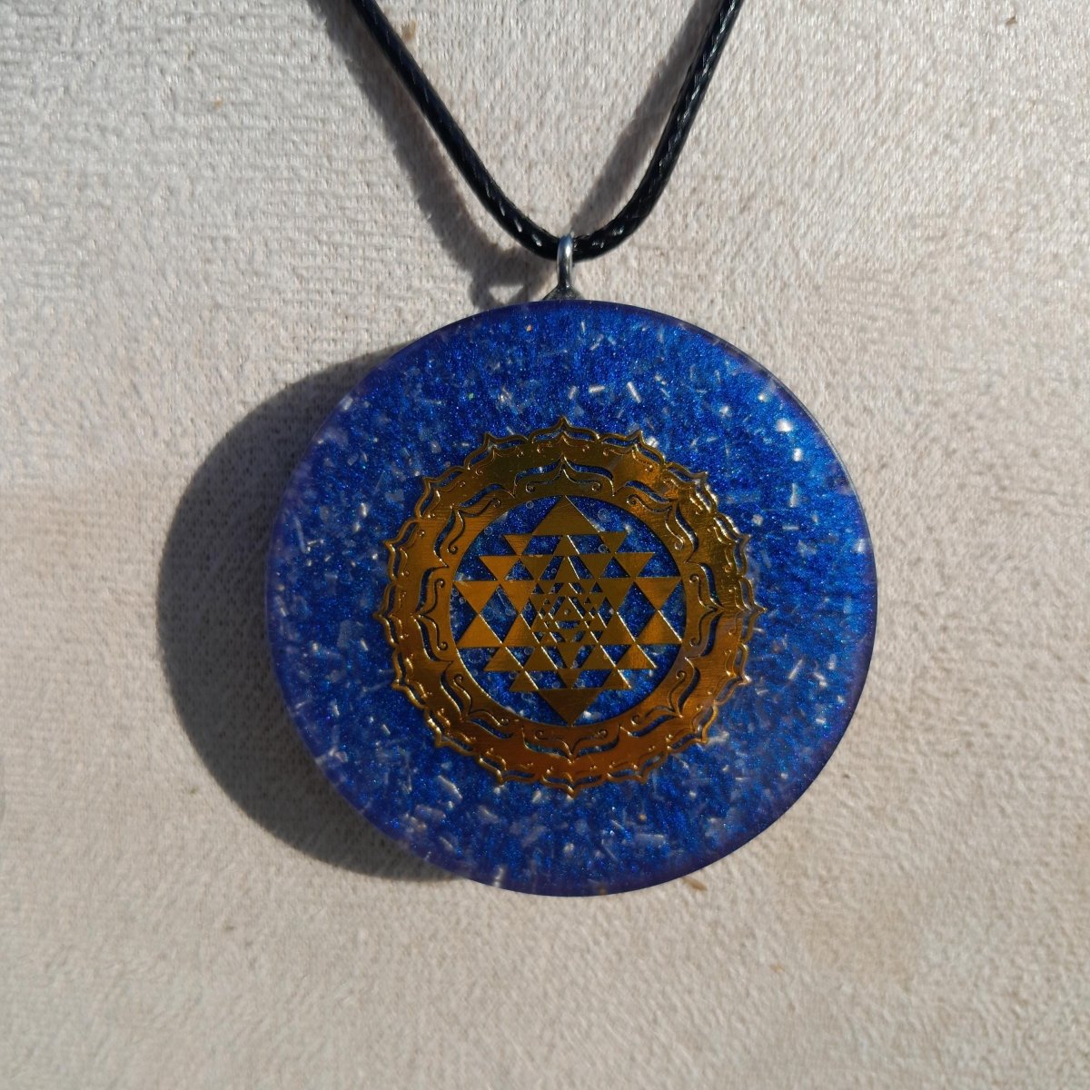 Colgante Orgonita Azul Sri Yantra con Shungita - Mundo Orgon