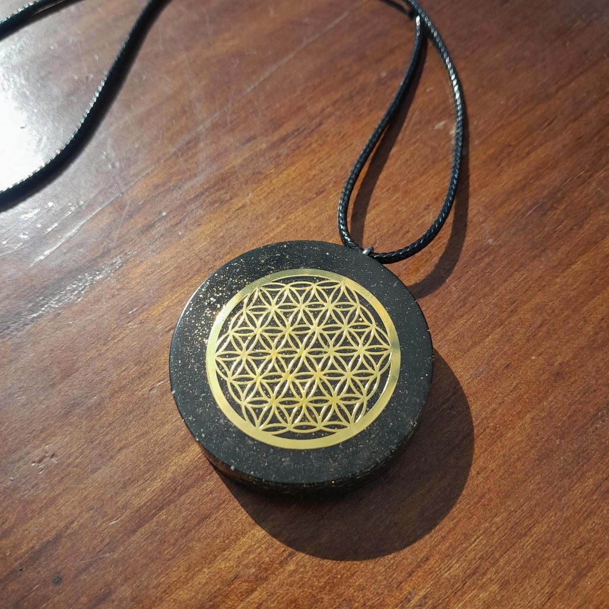 Colgante Orgonita Flor de la Vida con Shunguita en Polvo - Mundo Orgon