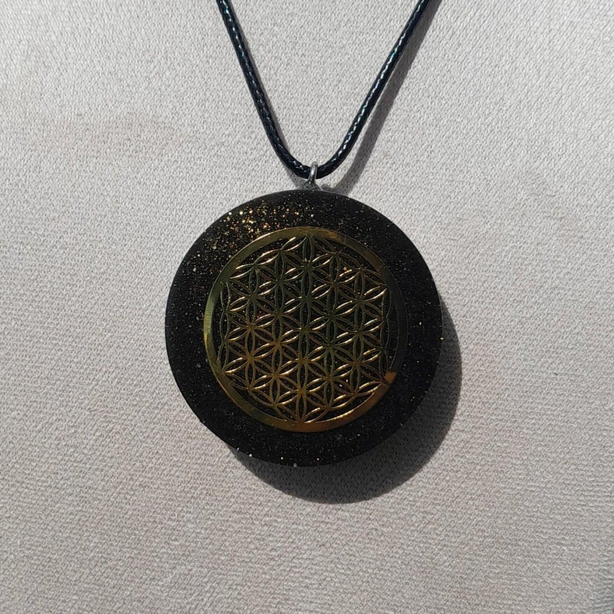 Colgante Orgonita Flor de la Vida con Shunguita en Polvo - Mundo Orgon